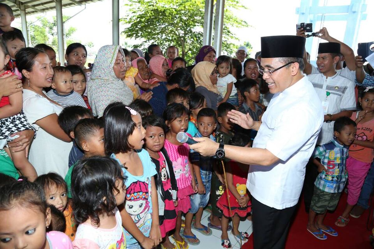 Bupati Banyuwangi Abdullah Azwar Anas ajak anak-anak menyanyikan lagu kebangsaan Indonesia Raya saat mengunjungi kawasan Pelabuhan Ikan Muncar.