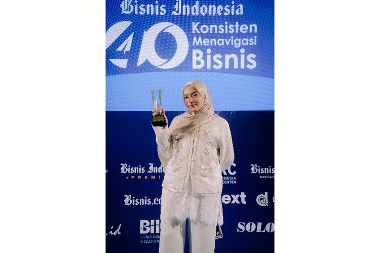 Penghargaan diterima langsung oleh Head of Employer Branding & Corporate Public Relations ParagonCorp Nurul Andriana yang mewakili Founder ParagonCorp Nurhayati Subakat 