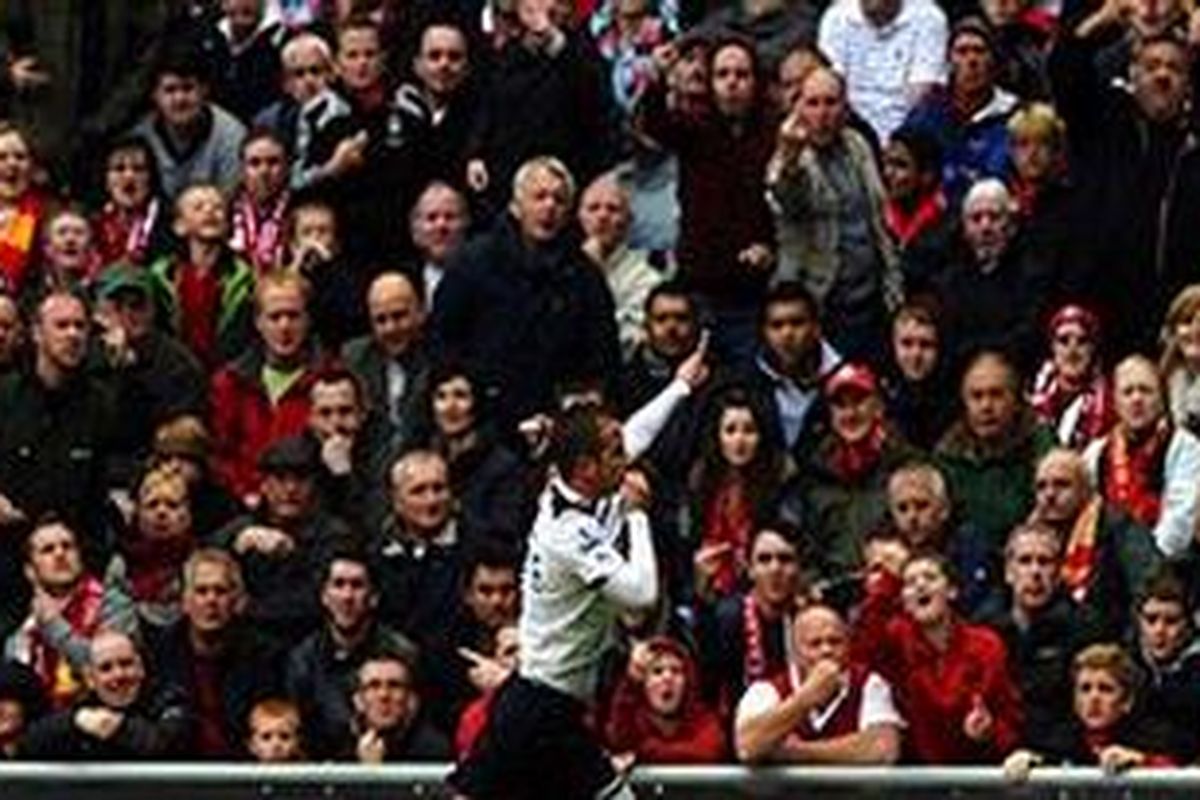Gelandang Tottenham Hotspur, Rafael van der Vaart, merayakan golnya ke gawang Liverpool, pada duel Premier League, di Anfield, Minggu (15/5/2011).