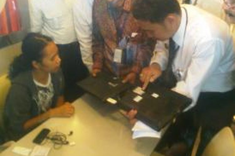 Pemeriksaan software komputer sukarela di bandara Internasional Juanda Surabaya.