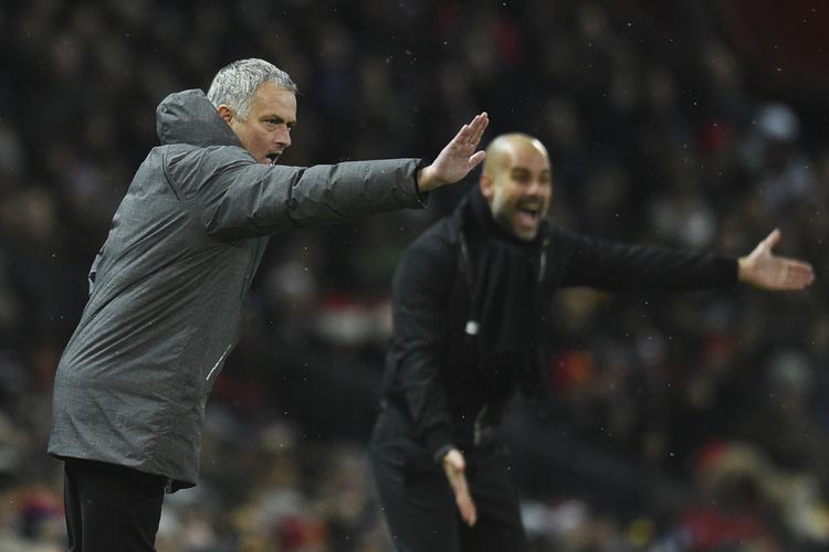 Manajer Manchester United, Jose Mourinho (kiri) dan manajer Manchester City, Pep Guardiola, menunjukkan reaksi dari pinggir lapangan saat kedua tim bertarung dalam ajang Premier League di Old Trafford, Manchester, Minggu (10/12/2017).