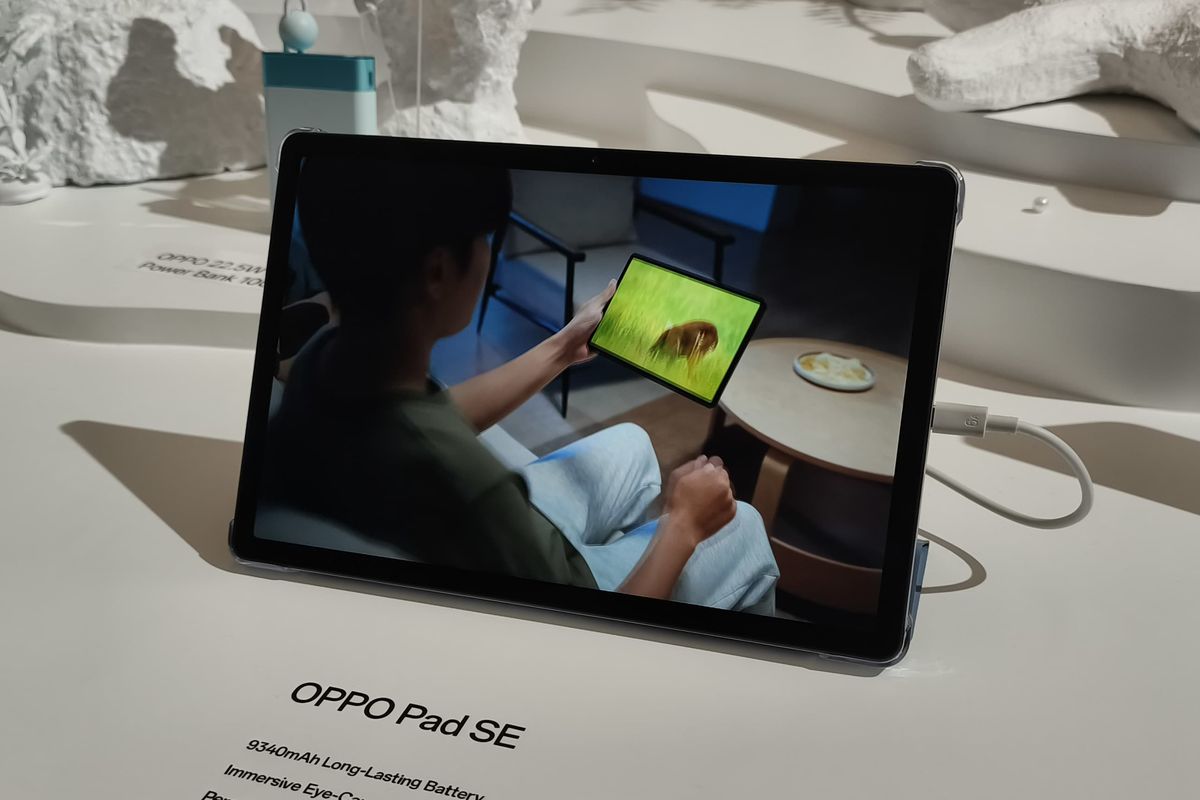 Oppo Pad SE hadir dengan layar 11 inci beresolusi 1.920 x 1.200 piksel dan refresh rate 90 Hz. Tablet ini ditenagai chipset Mediatek Helio G100 dan didukung RAM 4 GB serta penyimpanan internal 128 GB. Oppo Pad SE dirilis bersamaan dengan smartphone Oppo Reno 14 series, Kamis (17/7/2025).