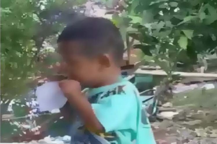 viral bocah makan kertas