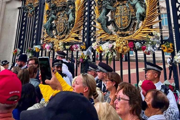 Warga Inggris berbondong-bondong berkumpul di luar pagar kediaman resmi Monarki Inggris Istana Buckingham, Westminster, London Jumat (9/9/2022) menyampaikan ucapan belasungkawa atas mangkatnya Ratu Inggris Elizabeth II