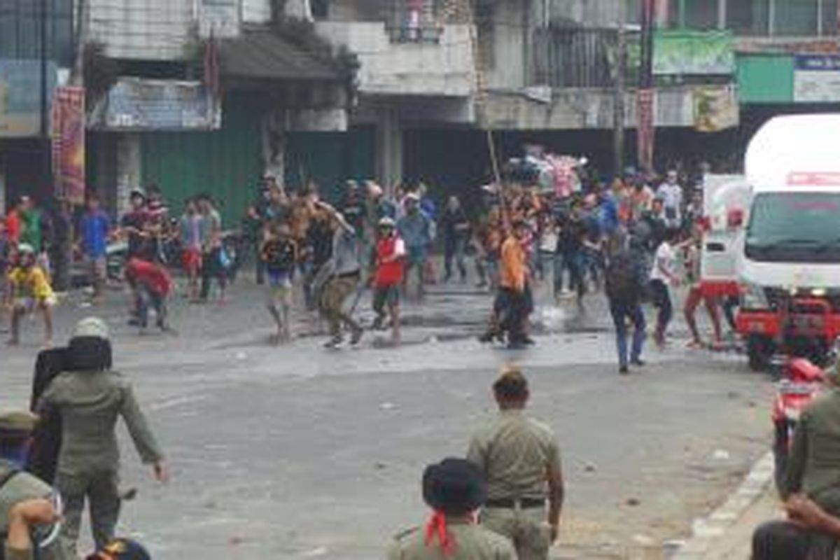 Warga Kampung Pulo berhadap-hadapan dengan petugas. Bentrokan singkat pecah di Jalan Jatinegara Barat, Jakarta Timur. Kamis (20/8/2015)