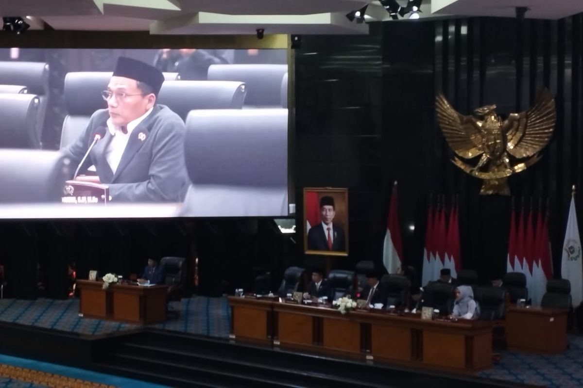 Anggota Fraksi PKS DPRD DKI Jakarta Suhud Alynudin saat menyampaikan interupsi dalam rapat paripurna di DPRD DKI Jakarta, Senin (18/9/2023).