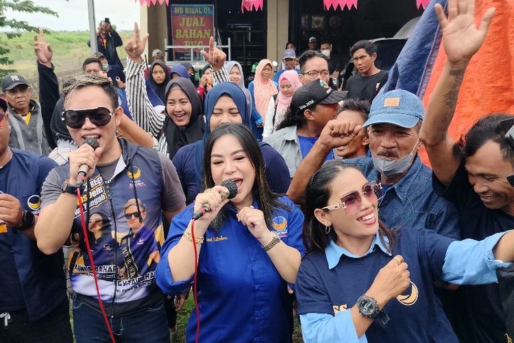 Pedangdur kawakan Anisa Bahar menyanyikan lagu 'Ikan Dalam Kolam' saat mengantar pendaftaran Bacaleg DPRD ke KPU Brebes, Jawa Tengah, Kamis (11/5/2023).