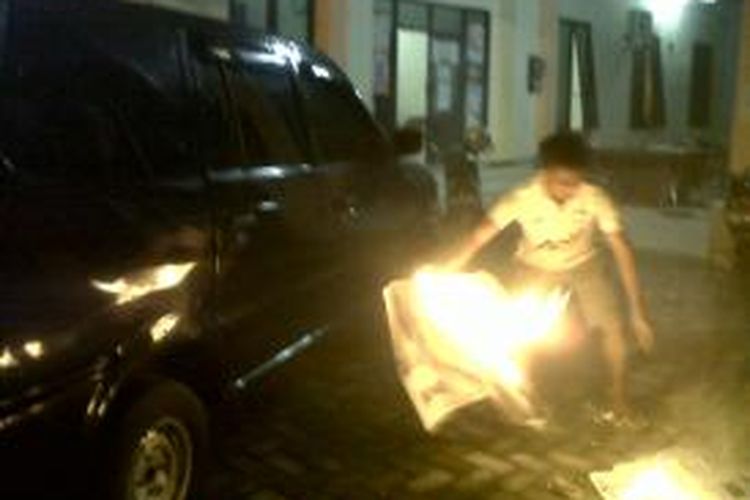 Salah seorang staf KPU Parepare hendak membakar mobil dinas yang biasa dipakai Sekretaris KPU Kota Parepare, Nurdin Amin, Selasa (4/3/2014) malam.