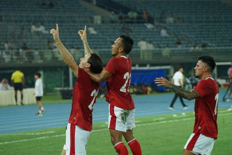Gelandang timnas Indonesia, Marc Klok, merayakan gol ke gawang Kuwait pada laga Grup A Kualifikasi Piala Asia 2023 di Stadion Internasional Jaber Al-Ahmad, Kuwait City, Rabu (8/6/2022) malam WIB.