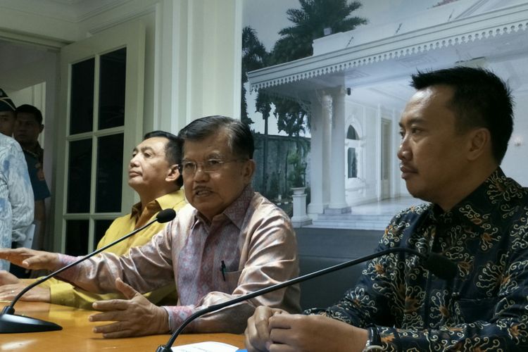 Wakil Presiden RI Jusuf Kalla (tengah) ketika memberikan keterangan pers kepada awak media, di Istana Wakil Presiden RI, Jakarta, Rabu (20/12/2017).