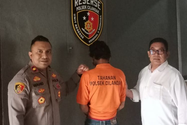 Kapolsek Cilandak, Kompol Wahid Key (kiri) dan pelaku curanmor berinisial IDB (tengah) di salah satu ruangan di Mapolsek Cilandak, Jakarta Selatan, Senin (8/5/2023). 