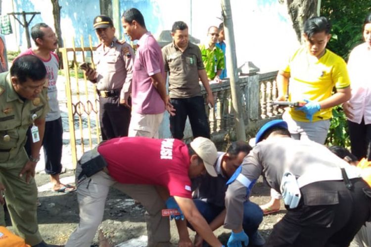 Polisi mengevakuasi mayat lelaki tanpa identitas yang ditemukan di saluran air pinggir jalan raya Semarang - Grobogan wilayah Desa Ketitang, Kecamatan Godong, Kabupaten Grobogan, Jawa Tengah, Kamis (27/12/2018).