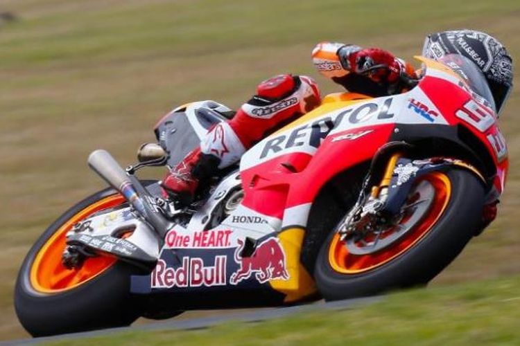 Pebalap Repsol Honda asal Spanyol, Marc Marquez, memacu motornya pada hari kedua tes pramusim MotoGP 2017 di Sirkuit Phillip Island, Australia, Kamis (16/2/2017).