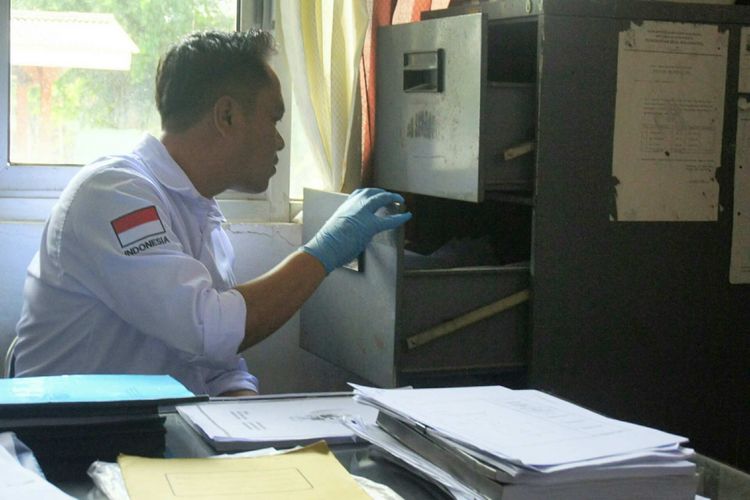 Petugas Unit Tipikor Satreskrim Polres Karawang menggeledah Kantor Desa Sekarwangi, Kecamatan Rawamerta, Kabupaten Karawang terkait kasus dugaan korupsi, Kamis (12/7/2018).