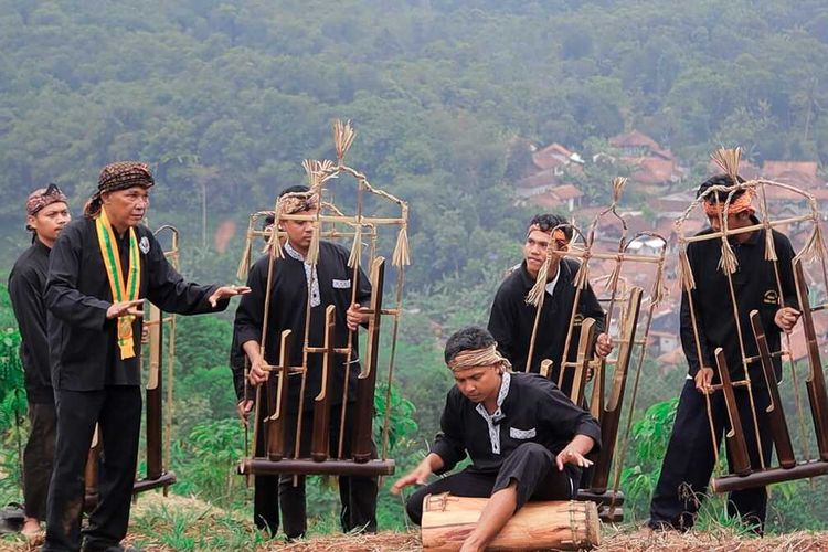 Angklung Gubrag diiringi tarian khas sunda sedang dimainkan oleh masyarakat Desa Mekarjaya, Kecamatan Cigudeg, Kabupaten Bogor, Jawa Barat.