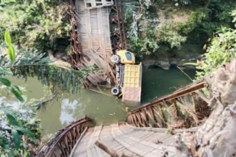 Jembatan di Tabalong, Kalsel ambruk saat dilewati truk berpenumpang 7 orang, Kamis (3/7/2023). Kejadian itu menyebabkan 1 orang tewas. 