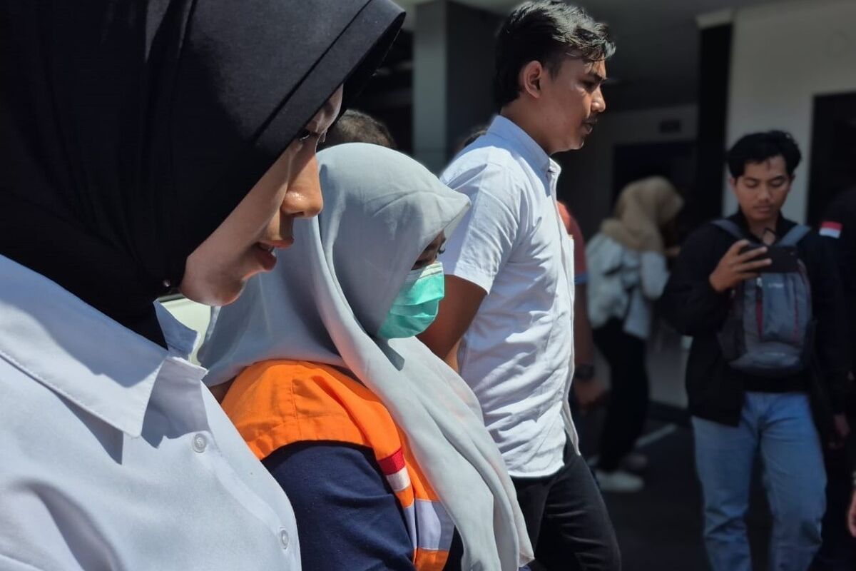 Polisi di Kabupaten Ponorogo, Jawa Timur, mengamankan ES (49) warga Desa Serangan, Kecamatan Sukorejo, Kabupaten Ponorogo, pemilik warung kopi yang kedapatan bermain judi online. 