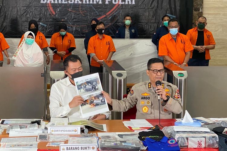 Kepala Divisi Humas Polri Irjen Argo Yuwono (kanan) di Gedung Bareskrim, Jakarta Selatan, Kamis (15/10/2020).