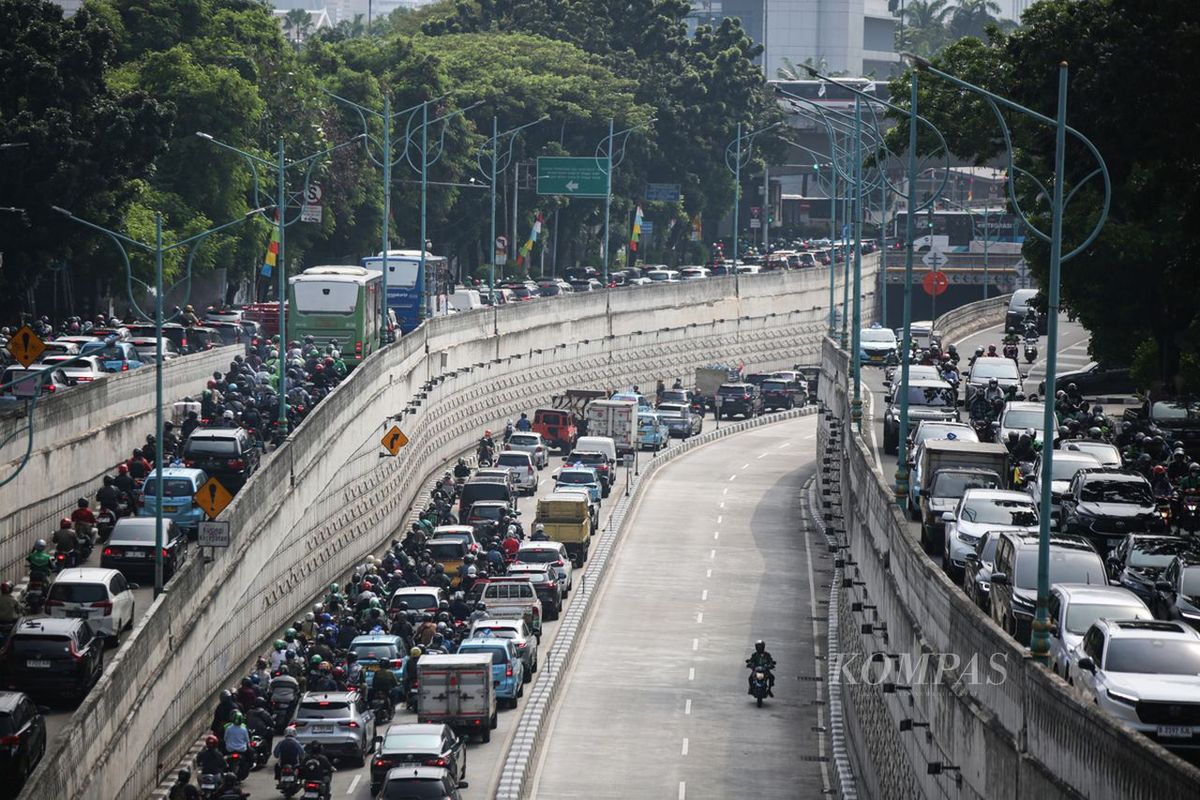 Kemacetan kendaraan di Jalan Mampang Prapatan, Jakarta Selatan, saat jam berangkat kantor, Senin (5/8/2024).