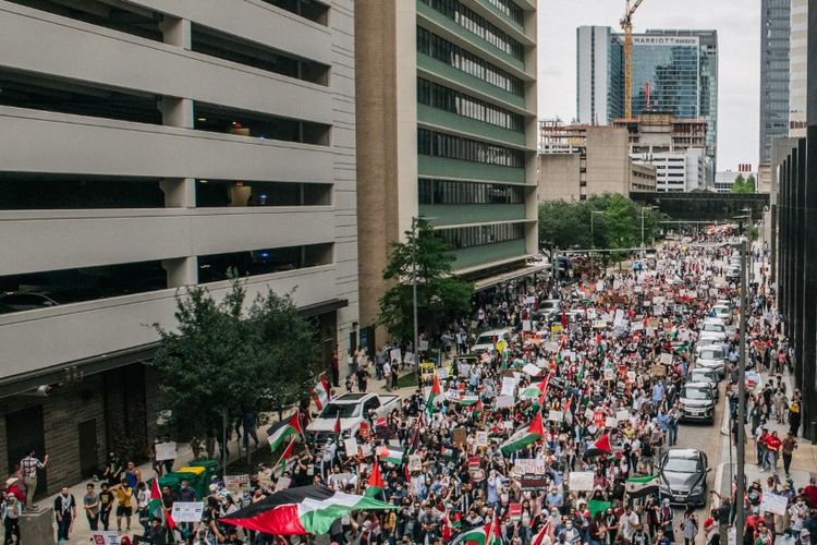 Demo besar-besaran di Houston, Texas untuk mendukung warga Palestina yang ditindas Israel, pada Sabtu (15/5/2021). [BRANDON BELL/GETTY IMAGES NORTH AMERICA/GETTY IMAGES VIA AFP]