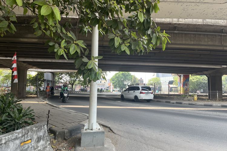 Ogah Putar Balik Jauh, Pemotor Masih Nekat Lawan Arah di Cengkareng Jakbar 