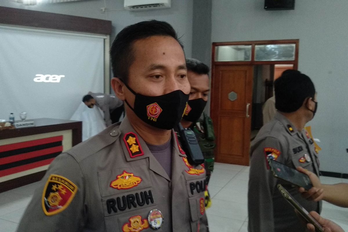 Kapolres Tuban, AKBP Ruruh Wicaksono, saat diwawancarai Kompas.com, usai menggelar rapat Analisa dan Evaluasi Kamtibmas Polres Tuban, Rabu (30/12/2020).