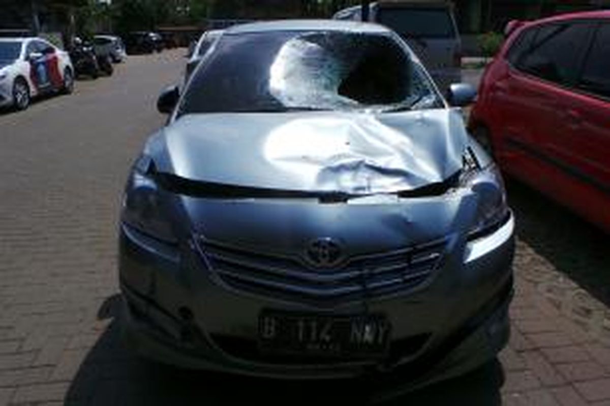 Toyota Vios B 114 NNY yang menabrak warga di Jalan Boulevard Artha Gading, Kepala Gading, Jakarta Utara, Sabtu (9/1/2016)