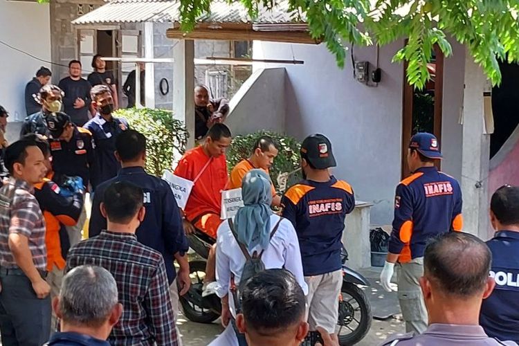 Dua orang pelaku pembunuhan dan mutilasi yakni W (29) warga Magelang, Jawa Tengah dan RD (38) warga Kebayoran Lama, Jakarta Selatan saat memperagakan salah satu adegan di rekonstruksi. Rekonstruksi ini digelar di kos salah satu pelaku berinisial W di Triharjo, Kapanewon Sleman, Kabupaten Sleman.