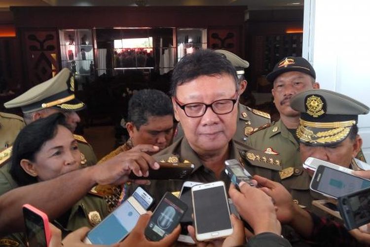 Menteri Dalam Negeri (Mendagri) Tjahjo Kumolo usai menghadiri peringatan hari ulang tahun ke-67 Satpol PP dan ke-55 Perlindungan Masyarakat (Linmas) di Kupang, NTT, Jumat (3/3/2017).