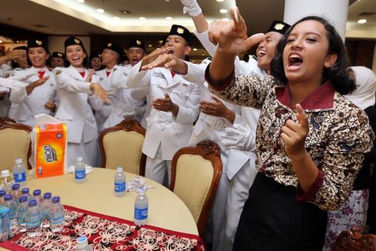 Anggota Paskibraka asal Depok, Gloria Natapradja Hamel (kanan) menyanyikan yel-yel bersama anggota Paskibraka Tim Arjuna yang selesai bertugas mengibarkan bendera, di Wisma Negara, Kompleks Istana Kepresidenan, Jakarta Pusat, Rabu (17/8/2016). Walaupun tidak turut bertugas mengibarkan bendera karena tersandung masalah status kewarganegaraan ia diperbolehkan menyaksikan dan menunggu rekan-rekannya selesai bertugas.   