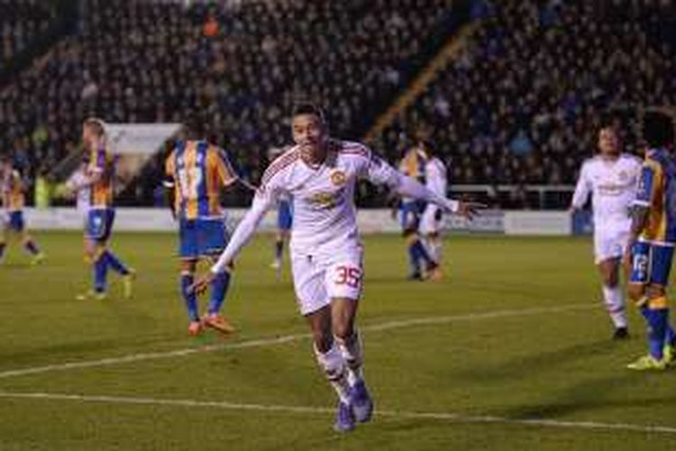 Jesse Lingard merayakan gol ketiga Manchester United ke gawang Shrewsbury Town, Senin (21/2/2016).