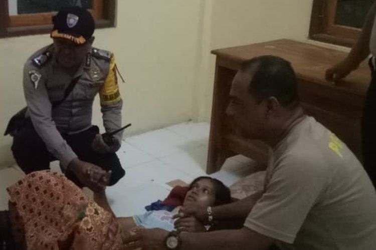 Rosalia Hermina Susila Watiuman (27), seorang ibu asal Desa Tagawiti, Kecamatan Ile Ape, Kabupaten Lembata, Nusa Tenggara Timur (NTT), lahirkan seorang bayi laki-laki di kantor pos polisi Ile Ape, Selasa (31/12/2019) malam