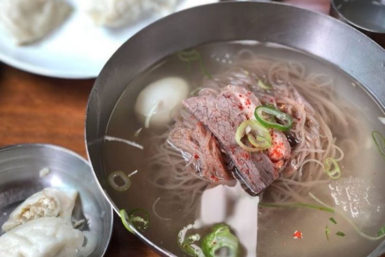 Inilah Naengmyeon Pyongyang. Mi dingin Korea Utara yang menjadi tren setelah kunjungan Kim Jong Un ke Korea Selatan.