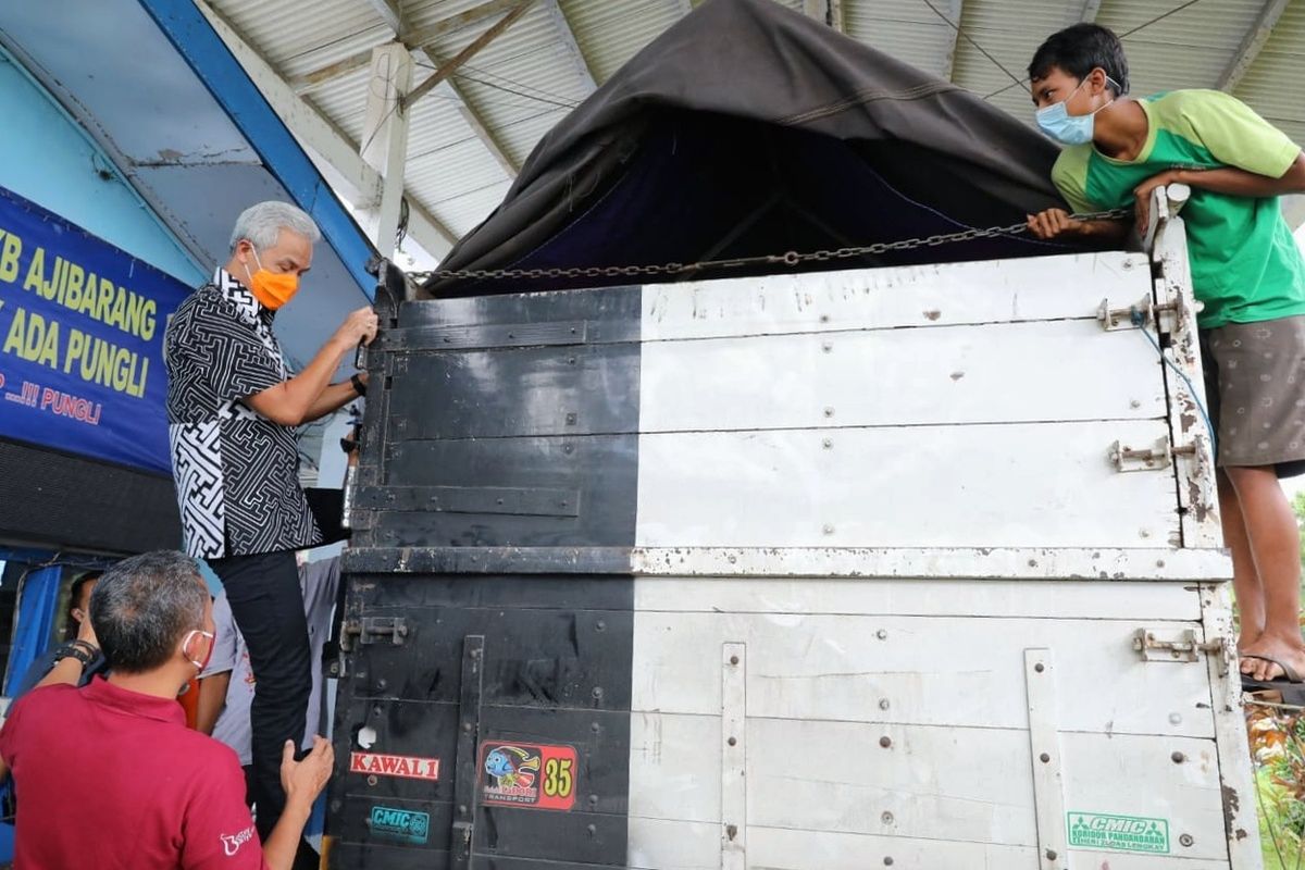 Gubernur Jawa Tengah, Ganjar Pranowo memanjat truk saat pengecekan di posko penyekatan pemudik Jembatan Timbang Ajibarang, Banyumas, Jumat (7/5/2021).