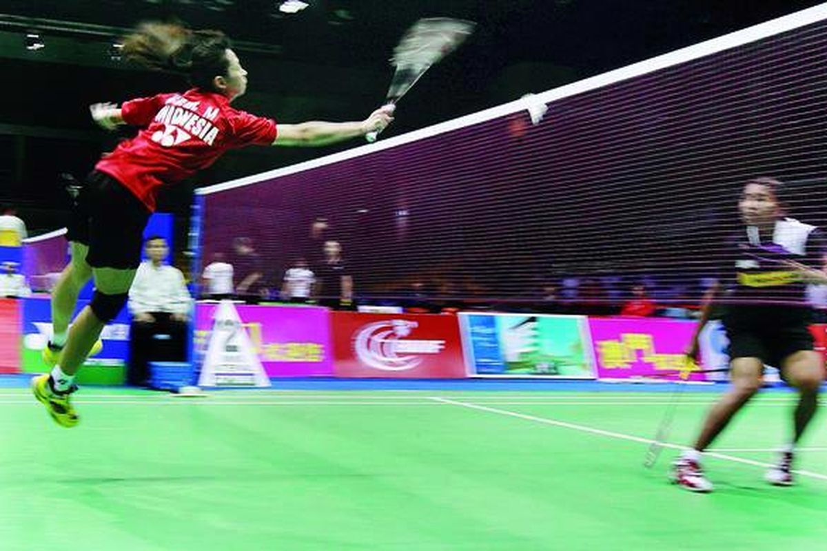 Pemain tunggal tim Uber Indonesia, Maria Febe Kusumastuti (kiri), melepas smes kepada pemain Malaysia, Sannatasah Saniru, pada play off penyisihan Piala Uber Zona Asia di  Makau, Sabtu (18/2). Setelah mengatasi Singapura dan Malaysia 5-0, Indonesia harus menundukkan Hongkong untuk meraih  tiket  final Piala Uber.