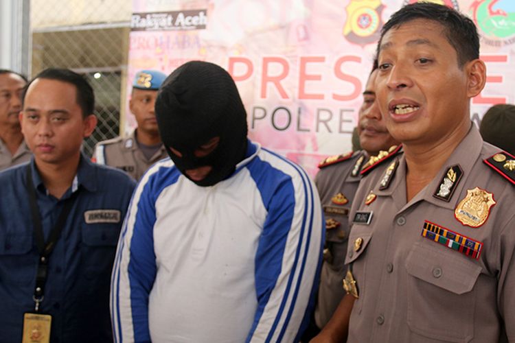 Kapolresta Banda Aceh AKBP Trisno Riyanto (kanan) bersama Kasat Reskrim AKP Taufik saat merilis kasus pemerasan dengan modus mengancam korban akan menyebarkan foto telanjang ke media sosial yang dilakukan ES (20) terhadap mantan pacarnya. Senin (16/4/2018).