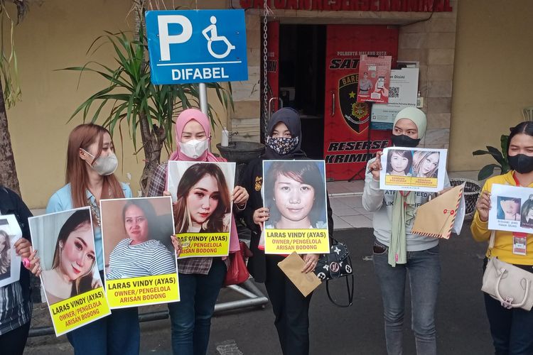Sejumlah 7 wanita diduga korban arisan bodong kembali mendatangi Satreskrim Polresta Malang Kota pada Senin (1/8/2022). Mereka datang dengan membawa poster terduga pelaku penggelapan uang arisan. 