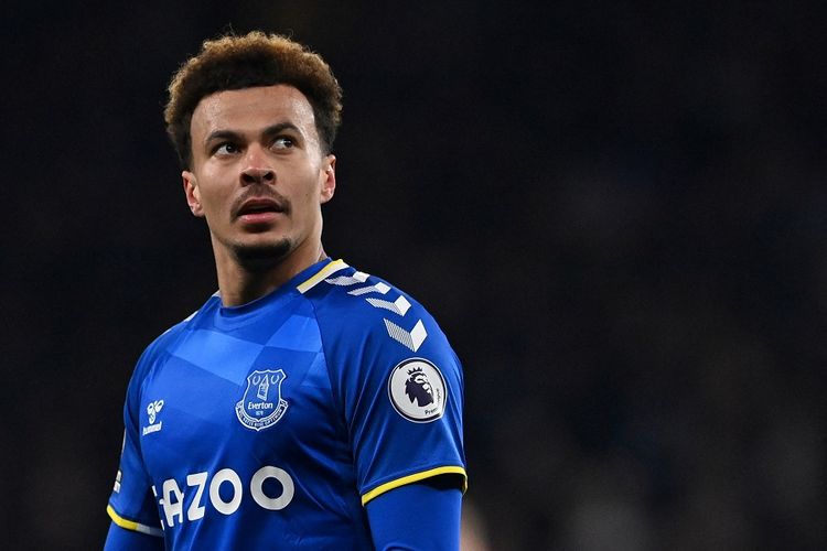 Gelandang Everton Dele Alli bereaksi pada pertandingan Liga Inggris antara Tottenham Hotspur vs Everton di Stadion Tottenham Hotspur di London pada 7 Maret 2022. Alli mengungkapkan pada 13 Juli 2023 bahwa dia baru saja keluar dari rehabilitasi kecanduan obat tidur setelah berjuang mengatasi trauma akibat pelecehan seksual saat kecil. (Foto oleh Ben STANSALL / AFP) 