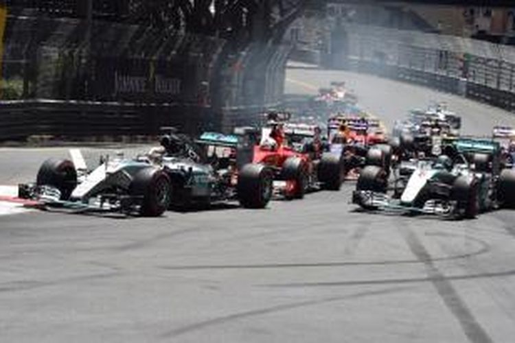 Para pebalap melakukan start pada GP Monaco di Sirkuti Jalan Raya Monte Carlo, Minggu (24/5/2015).