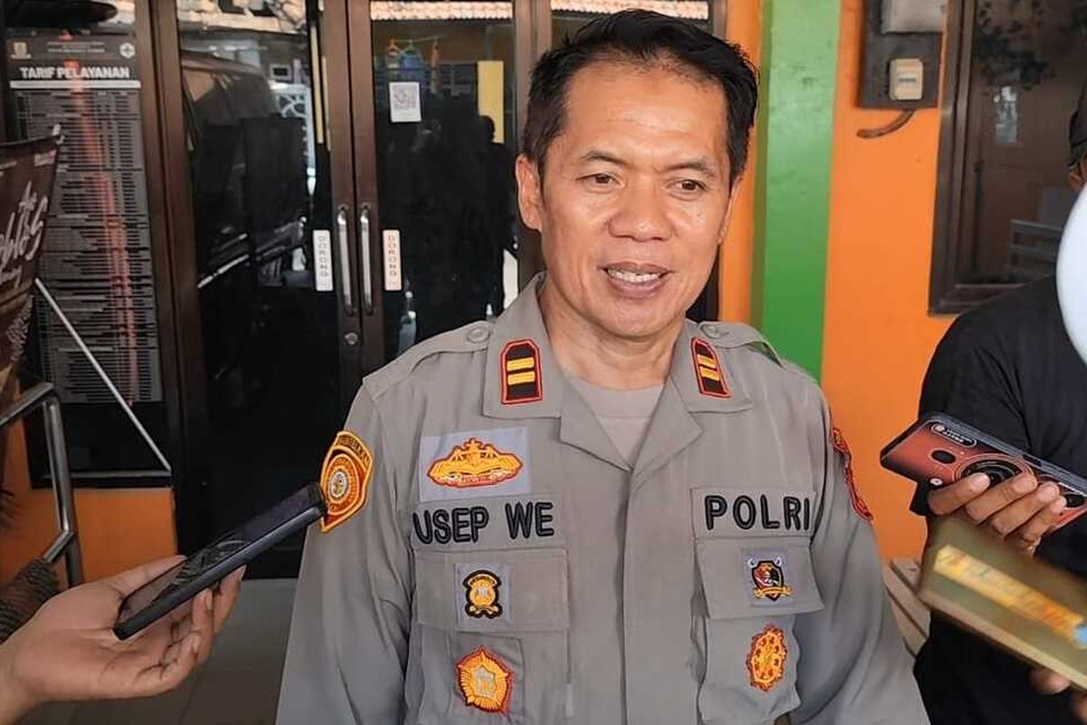 Kapolsek Lemahwungkuk Polres Cirebon Kota, Iptu Usep WE, memberikan keterangan di depan kantor Puskesmas terkait dugaan keracunan massal yang terjadi usai pemberian materi sosialisasi sanitasi, saat ditemui Kompas.com di Puskesmas Cangkol, pada Senin (28/10/2024) siang.