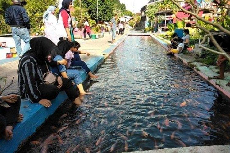 Bendung Lepen, Yogyakarta dengan saluran air yang dipenuhi ikan.