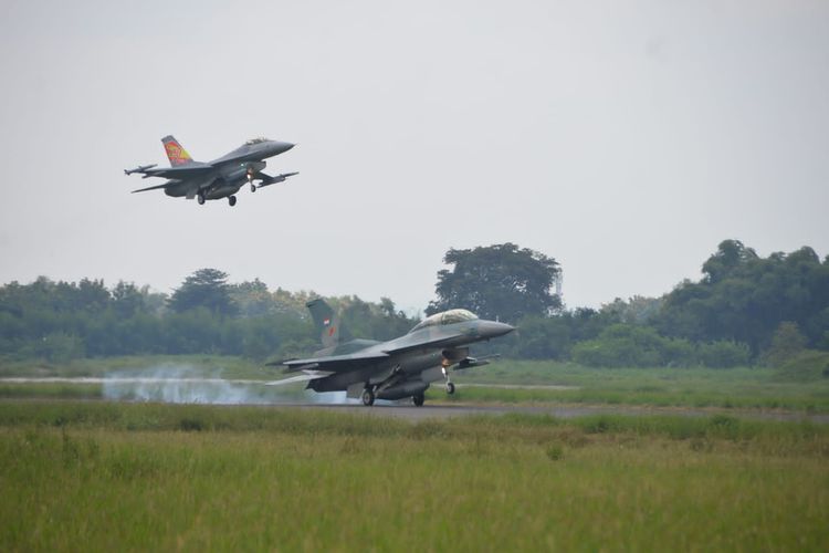 TNI Angkatan Udara (AU) menyiagakan pesawat tempur F-16 fighting falcon dari Skadron Udara (Skadud) 14 Lanud Iswahjudi, Magetan, untuk pengamanan Konferensi Tingkat Tinggi (KTT) ke-42 ASEAN di Labuan Bajo, Manggarai Barat, Nusa Tenggara Timur (NTT).