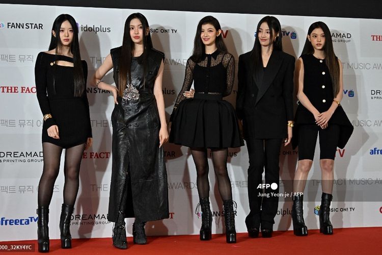 South Korean K-pop group NewJeans pose during a red carpet event of 2022 The Fact Music Awards at KSPO Dome in Seoul on October 8, 2022. (Photo by Jung Yeon-je / AFP)