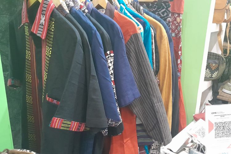 Produk Baju Mejikuhibiniu Butik Paduan dengan Kain Tradisional Indonesia