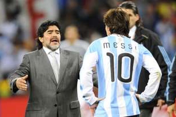 Ekspresi Diego Maradona (kiri) dan Lionel Messi setelah Argentina kalah dari Jerman pada perempat final Piala Dunia 2010 di Stadion Green Point, Cape Town, 3 Juli 2010.