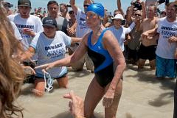 Diana Nyad (64) disambut warga setelah berhasil mengarungi selat Florida dari Kuba 