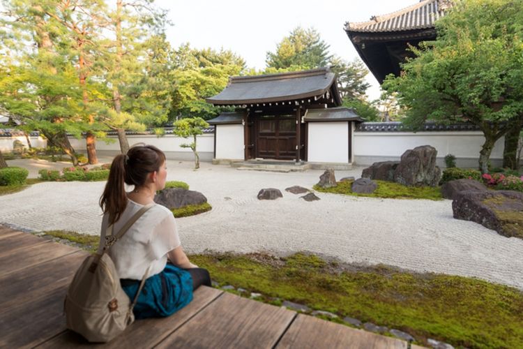 ILUSTRASI - Wisatawan di taman kuil di Jepang