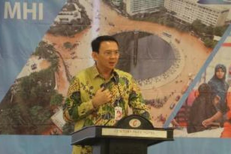 Pelaksana Tugas (Plt) Gubernur DKI Jakarta Basuki Tjahaja Purnama saat memberi sambutan dalam Seminar Sehari Mengatasi Banjir di Jakarta, Hotel Atlet Century Park, Jakarta, Kamis (30/10/2014).