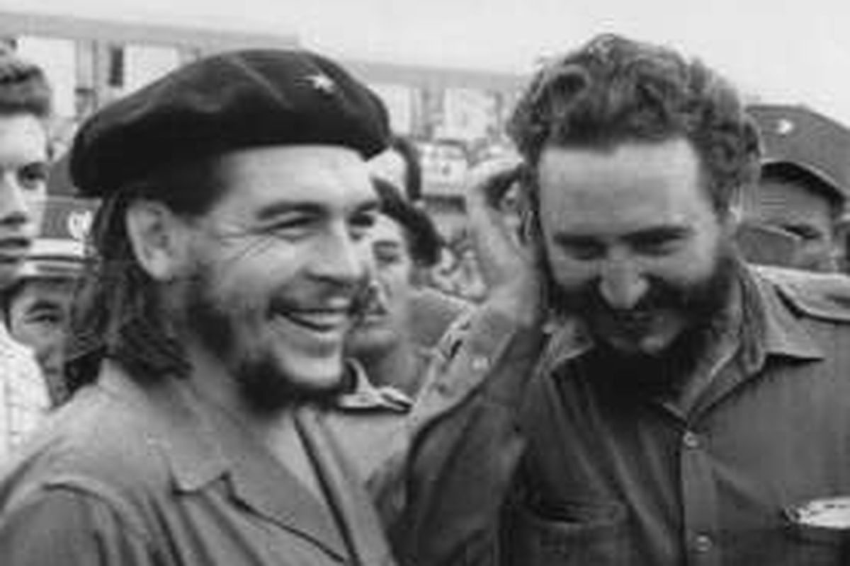 Foto yang diambil pada 1960-an ini memperlihatkan Fidel Castro (kanan), saat itu adalah perdana menteri Kuba, bertemu dengan rekan seperjuangannya Ernesto 
