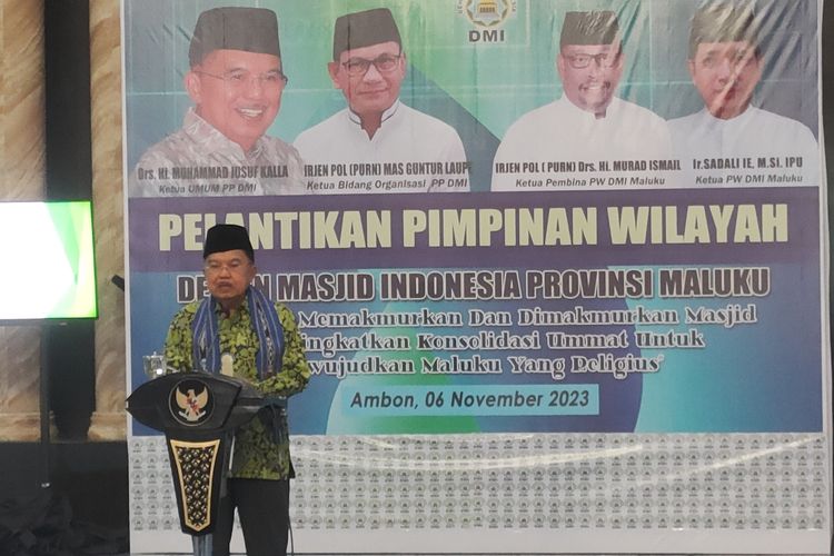 Ketua Pimpinan Pusat Dewan Masjid Indonesia (DMI) Jusuf Kalla saat menyanpaikan sambutan dalam acara pelantikan pengurus DMI Maluku di Masjid Raya Alfatah Ambon, Senin (6/11/2023)
